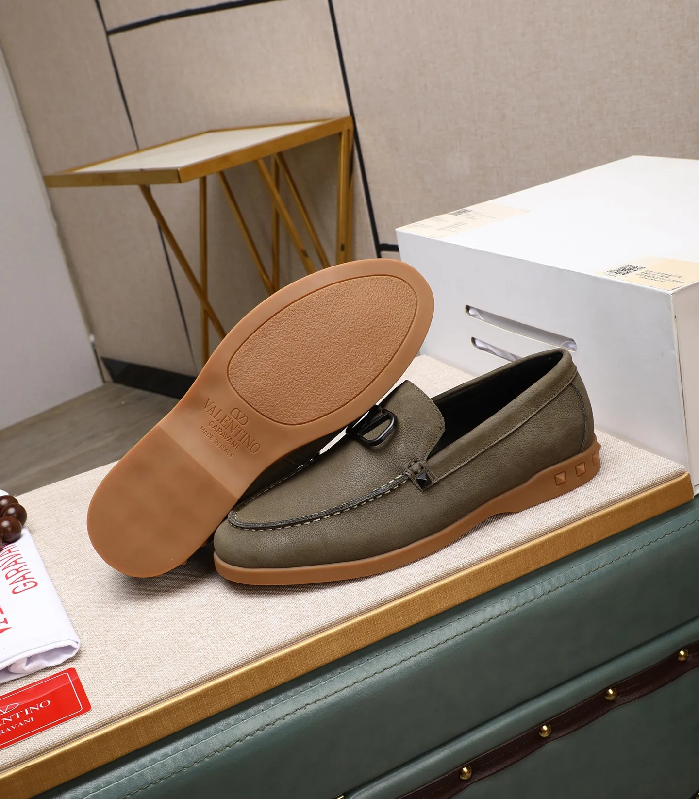 Men's shoes 💰520 [Valentino-Valentino] High-quality boutique men's shoes. The same style as the celebrities, original and authentic.✅ Made of imported cowhide + original apricot cowhide lining. The French luxury model is priced at 14,080 Swiss francs. It is also a Paris Fashion Week catwalk model. A brand can be deeply rooted in your heart, and a pair of shoes can make you linger. What you wear is not only noble, but also an aura. 👻Standard 38-45